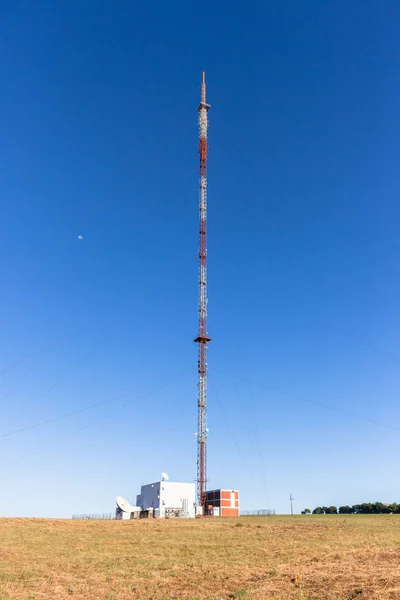 通信信号塔丘の上 — ストック写真