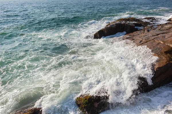 多岩石的海岸线海浪拍打开销 — 图库照片