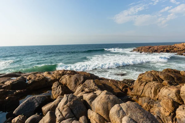 Гуркіт хвиль скелястому узбережжі океану — стокове фото