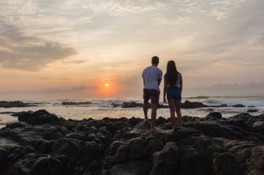 Kız çocuk Beach gündoğumu okyanus kontrast 