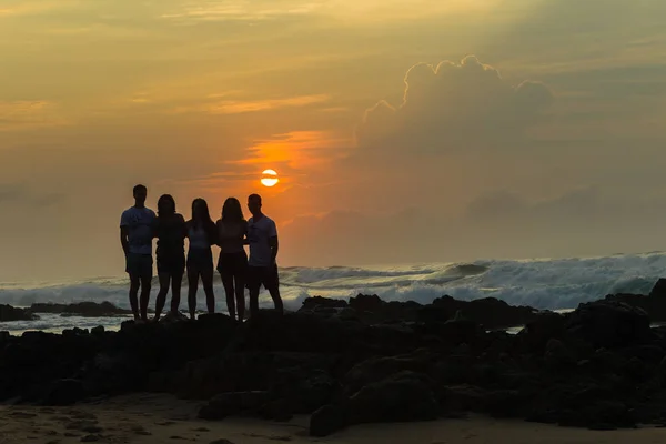 Ragazze Ragazzi Silhouetted Beach Sunrise Ocean — Foto Stock