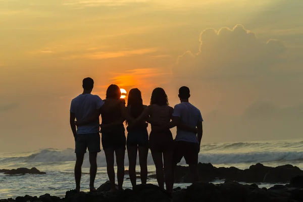 Mädchen Jungen Silhouette Strand Sonnenaufgang Ozean — Stockfoto