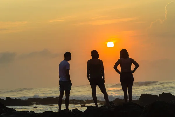 Filles Garçons Silhouette Plage Lever de soleil Océan — Photo