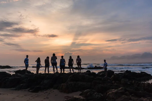 Meninas meninos silhueta praia nascer do sol oceano — Fotografia de Stock