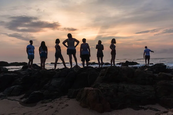 Filles Garçons Silhouette Plage Lever de soleil Océan — Photo