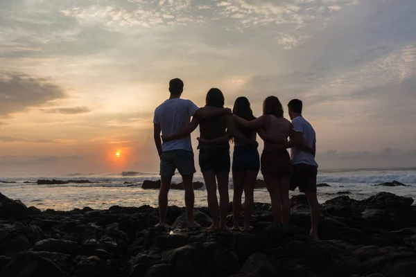 Holky kluci siluetu oceán Sunrise Beach — Stock fotografie