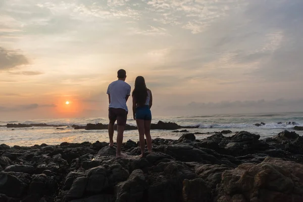 Flicka pojke silhuett stranden Sunrise Ocean — Stockfoto
