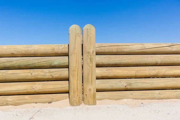 Cerca de postes de madera pared — Foto de Stock