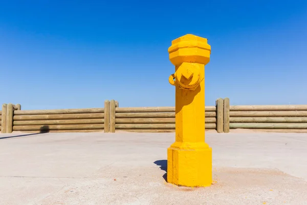 Brandmän vatten brandpost — Stockfoto