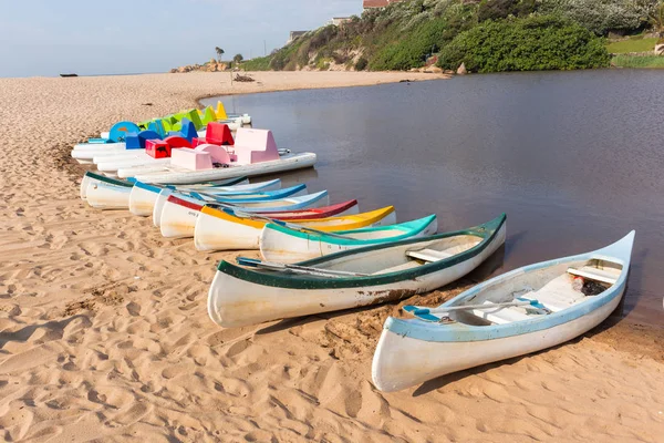 Гребные лодки на пляже — стоковое фото