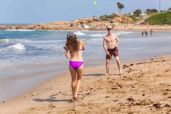 Fiú lány strand Ocean ütő labda játékidő — Stock Fotó