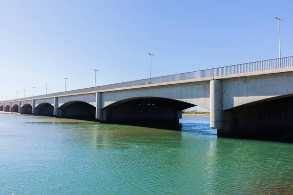 Puente de vehículos cruzando la playa del río —  Fotos de Stock