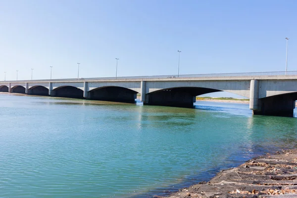 Puente de vehículos cruzando la playa del río — Foto de Stock