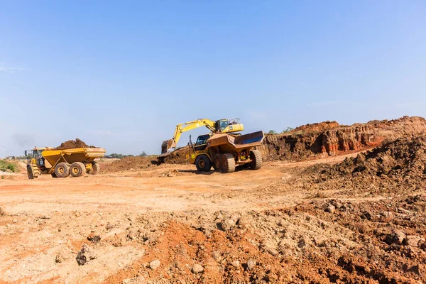 建设工业土方工程挖掘机卡车 — 图库照片