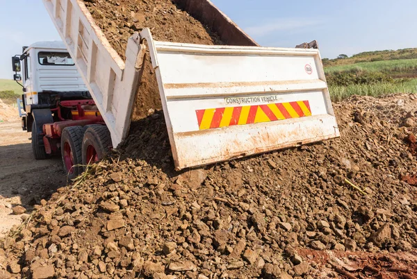 Budowa samochodów ciężarowych składowanie ziemi — Zdjęcie stockowe