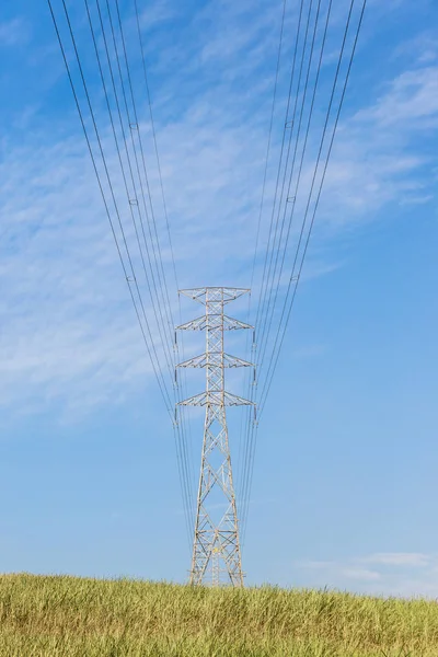 Elektriciteitsnet toren kabels platteland — Stockfoto