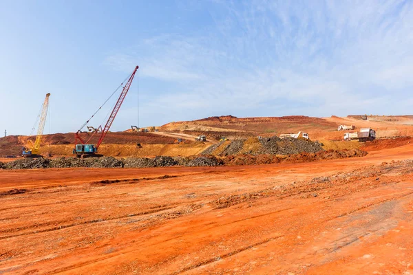 Construcción Obras Terrestres Grúas Camiones Paisaje — Foto de Stock