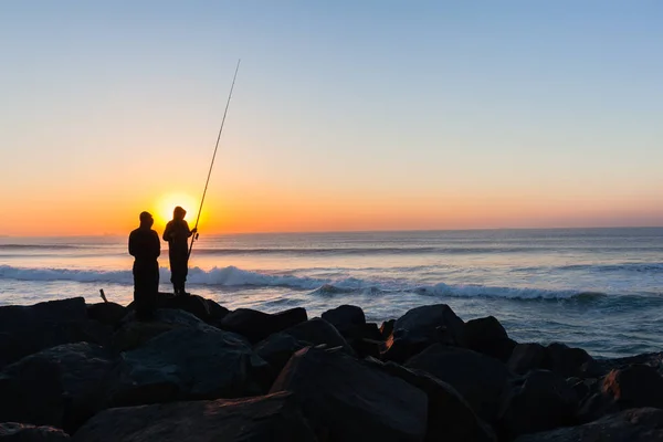 मासेमारी सिल्हेटेड महासागर बीच सूर्योदय — स्टॉक फोटो, इमेज