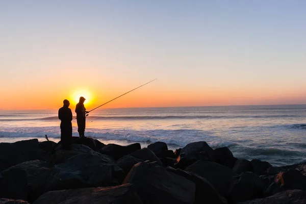 Pescatori Silhouetted Ocean Beach Alba — Foto Stock