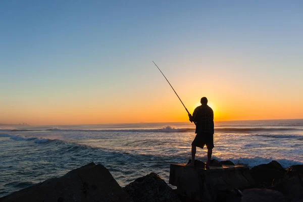 Rybář siluetu Ocean Beach Sunrise — Stock fotografie