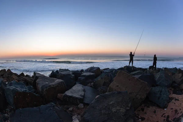 Pescatori Silhouetted Ocean Beach Alba — Foto Stock