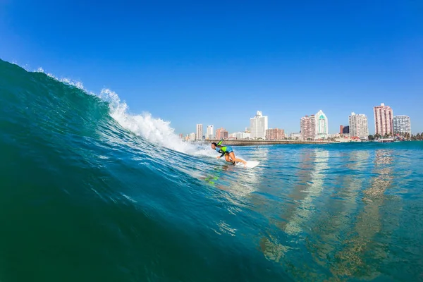 Surfer dziewczyna wody akcji — Zdjęcie stockowe