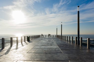 Sörf sörfçü okyanus Pier atlama