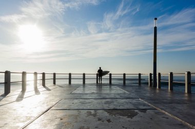 Sörf sörfçü okyanus Pier atlama