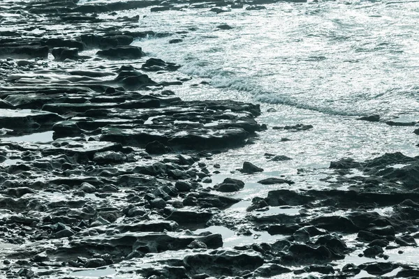 Stenig strand kust bakgrund detalj — Stockfoto