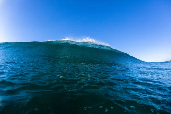 Onda oceânica de natação — Fotografia de Stock