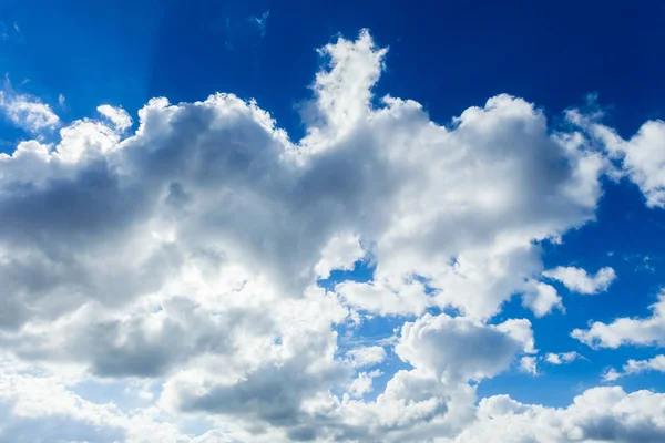 Nubes de cielo azul —  Fotos de Stock