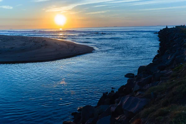 Paesaggio di alba sull'oceano di bocca di fiume — Foto Stock