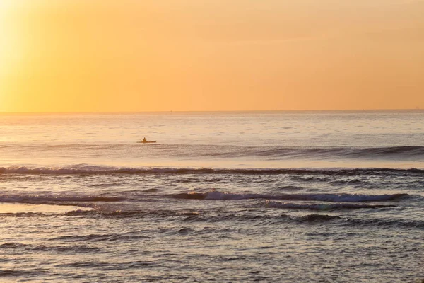 釣りカヌーを漕ぐ人のカヤック海の日の出 — ストック写真