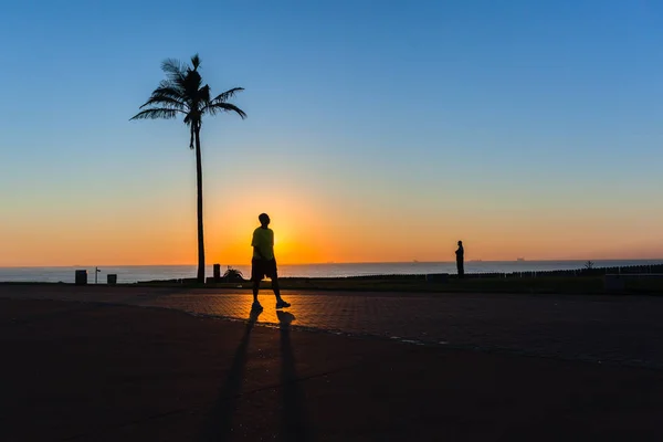 Beach Dawn ihmiset Silhouetted — kuvapankkivalokuva