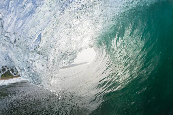 Vague à l'intérieur Natation creuse — Photo