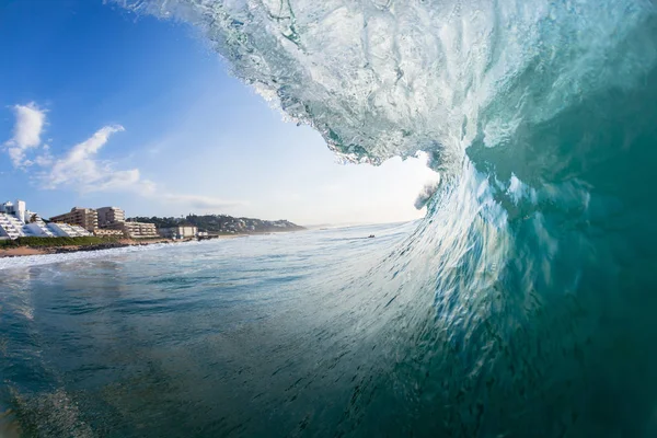 Nuoto dentro l'onda dell'oceano — Foto Stock