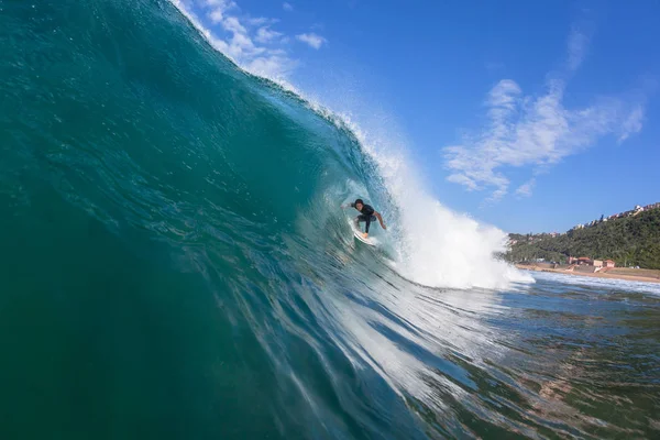 Surf surfare inuti våg — Stockfoto