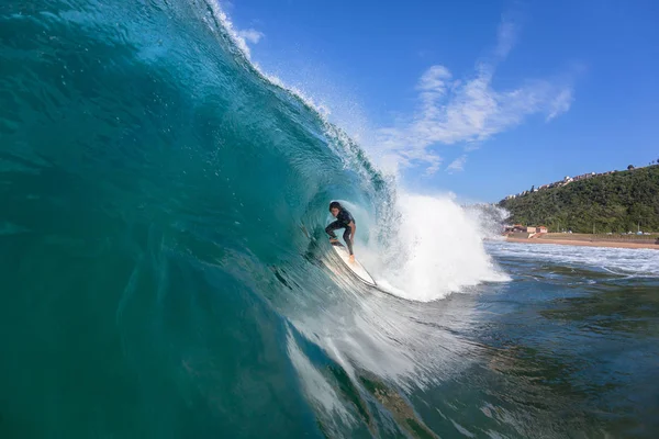Surf surfare inuti våg — Stockfoto