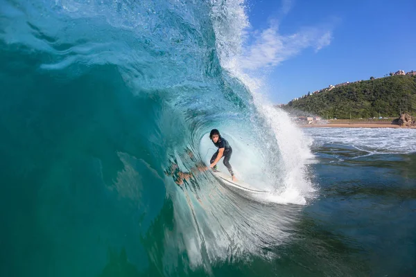 Surfer in der Welle — Stockfoto