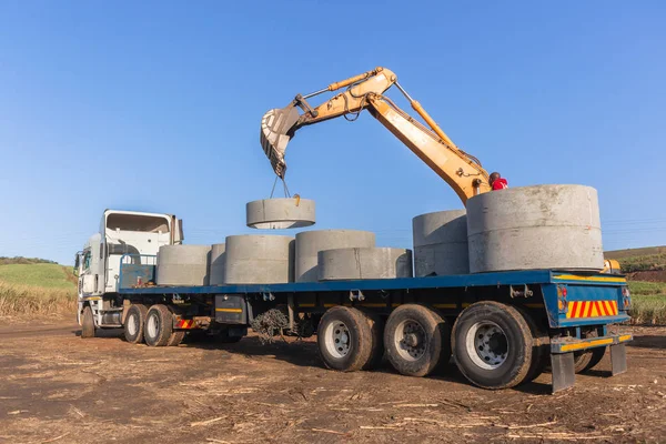 Rury betonowe drenażu rozładunku ciężarówek — Zdjęcie stockowe