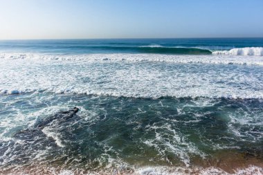 Dalga okyanus ufuk şişer