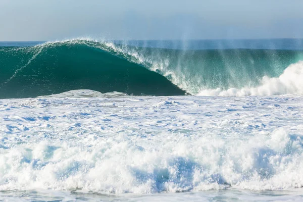 Vague écrasement puissance de l'océan — Photo