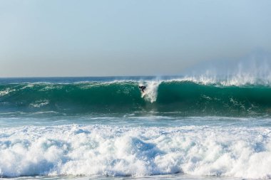 Surfer sörf dalgası