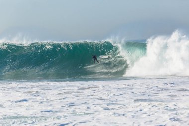 Surfer sörf dalgası