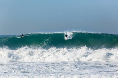 Surfer sörf dalgası