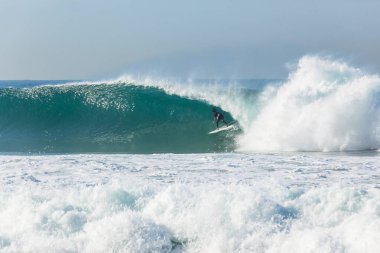 Surfer sörf dalgası
