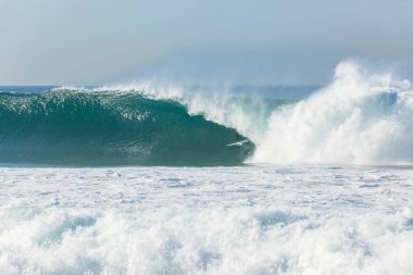 Surfer sörf dalgası
