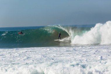 Surfer sörf dalgası