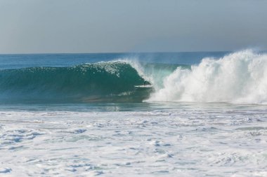 Surfer sörf dalgası