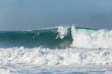 Surfer sörf dalgası